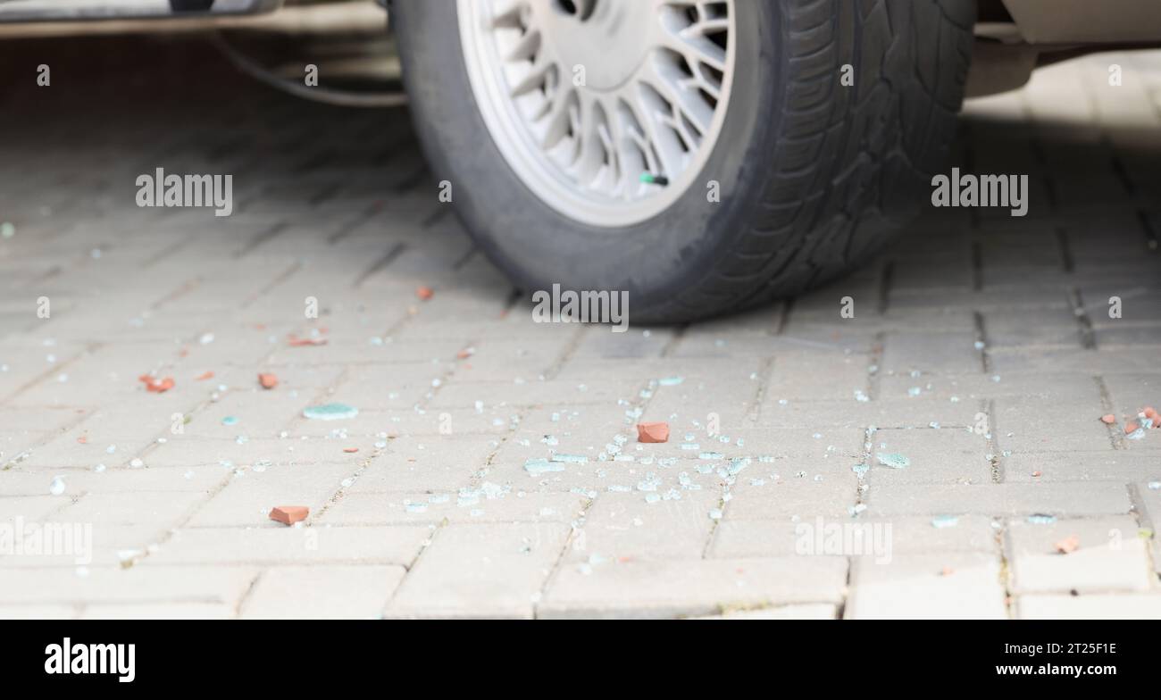 Autoreifen und Glasscherben, Autobruch, Spuren von Verbrechen, Autounfall Stockfoto