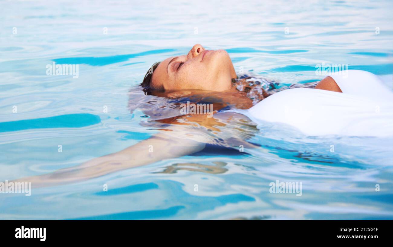 Frau, ruhiger Schwimmer und Meer Schwimmen für Reisen, Urlaub und Meerwasser auf tropischer Insel. Hawaii, Outdoor und weibliche Person entspannen im Sommerurlaub Stockfoto
