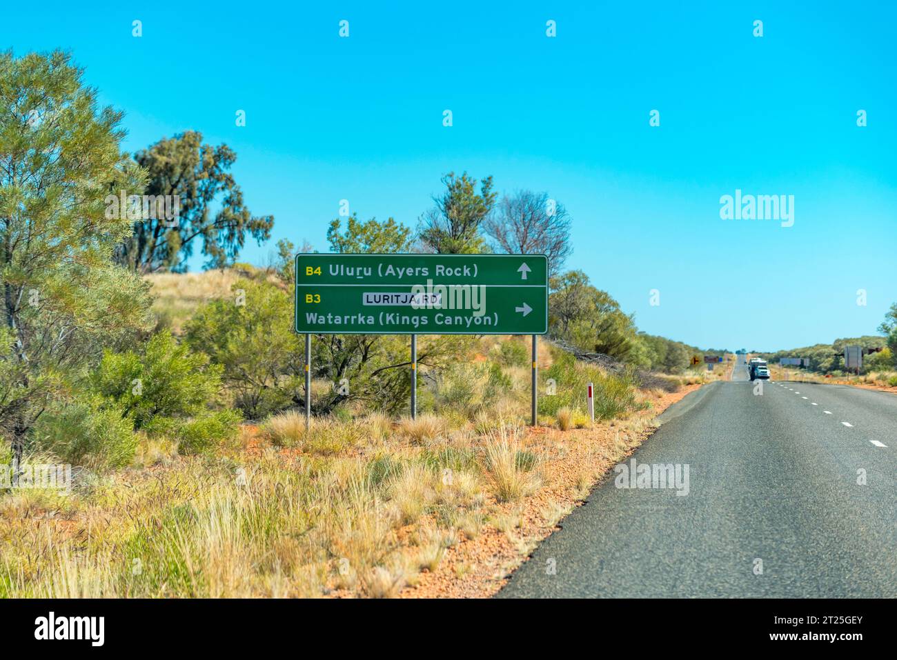 Das Schild an der Ecke Lasseter Highway und Luritja Road auf dem Weg zum Kings Canyon (Watarrka) im Northern Territory von Australien Stockfoto