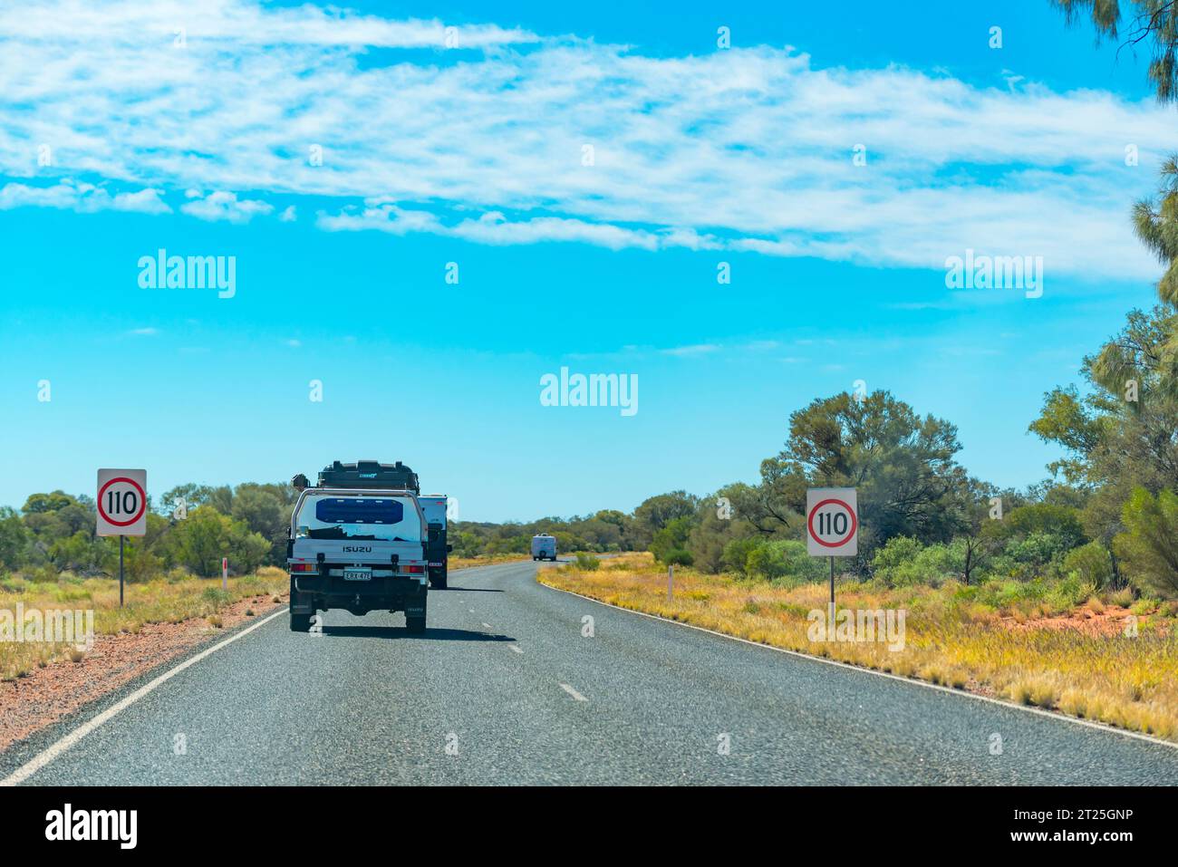 Ein langer gerader Teil der Luritja Road, der zum Kings Canyon (Watarrka) im Northern Territory von Australien führt Stockfoto