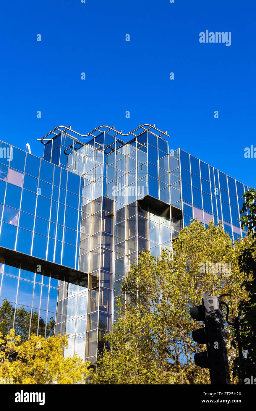 Glasfassade von 1981 250 Euston Road Gebäude, das University College London Hospitals (UCLH), London, England beherbergt Stockfoto