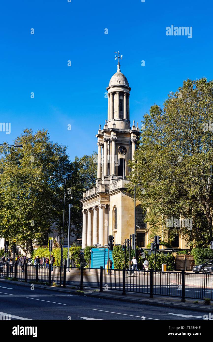 Außenansicht der heute stillgelegten Holy Trinity Church von 1828 von Sir John Soane, Great Portland Street, London, England Stockfoto