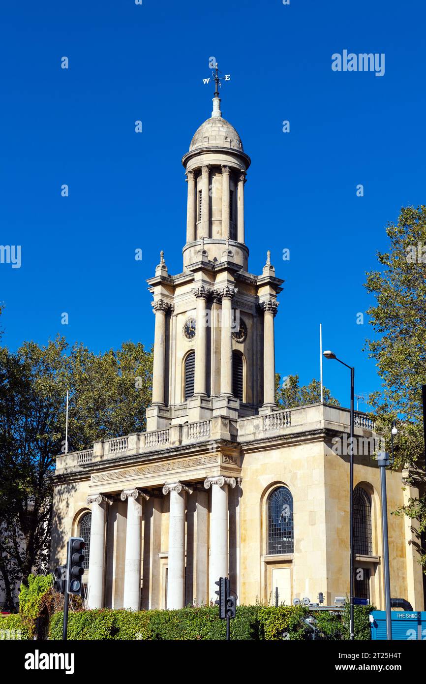 Außenansicht der heute stillgelegten Holy Trinity Church von 1828 von Sir John Soane, Great Portland Street, London, England Stockfoto
