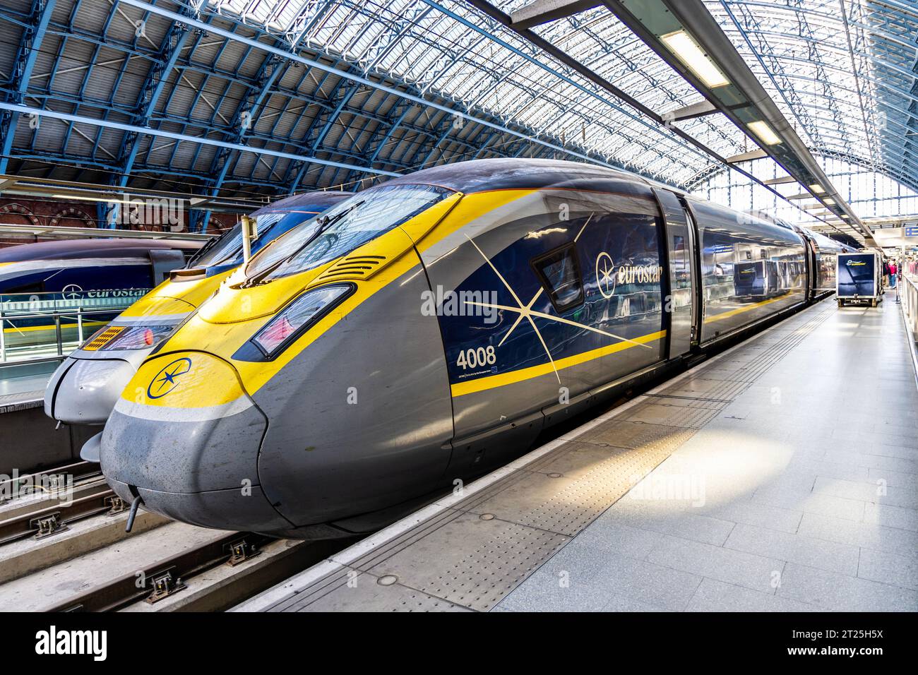 Eurostar-Zug der Baureihe 374 E320 auf dem Bahnsteig des internationalen Bahnhofs St. Pancras, London, England Stockfoto
