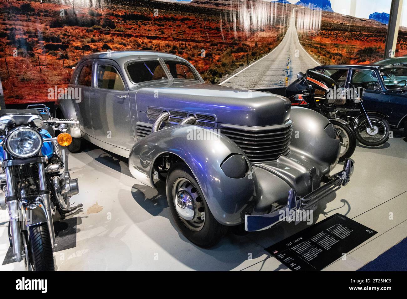 „Beverly Sedan“ Luxusversion des amerikanischen Oldtimers 1937 Cord 812 entworfen von Gordon Buerig, Autoworld Museum, Brüssel, Belgien Stockfoto