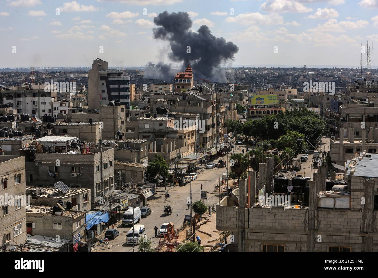 Rafah, Palästinensische Gebiete. Oktober 2023. Rauch steigt nach ...