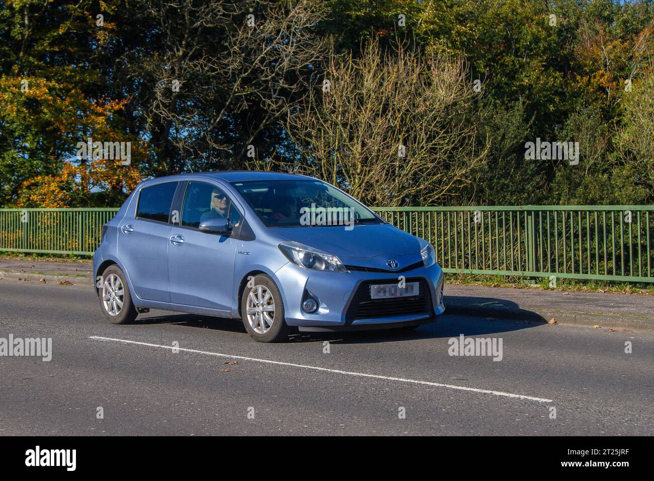 2013 Toyota Yaris T4 Hybrid CVT VVT-I Auto Blue Hatchback Hybrid Electric 1497 ccm; Überquerung der Autobahnbrücke im Großraum Manchester, Großbritannien Stockfoto