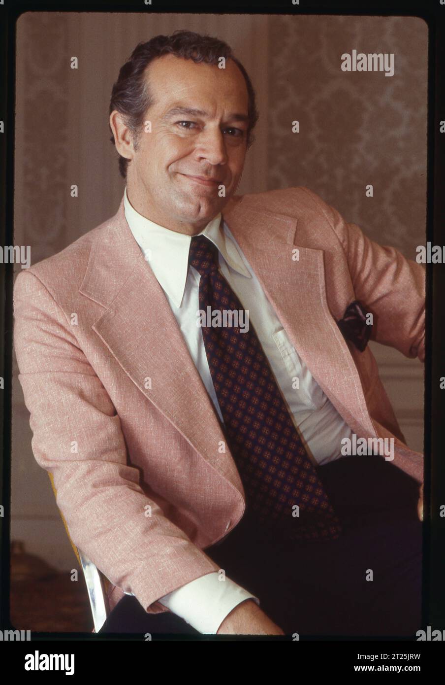Ein Porträt des Schauspielers Val Dufour aus dem Jahr 1983. Er trat in mehreren Fernsehserien auf und ist bekannt für seine Darstellung von John Wyatt in der Seifenoper Search for Tomorrow. Für diese Rolle gewann er einen Emmy. Er trat auch in The Edge of Night und Another World auf. Stockfoto