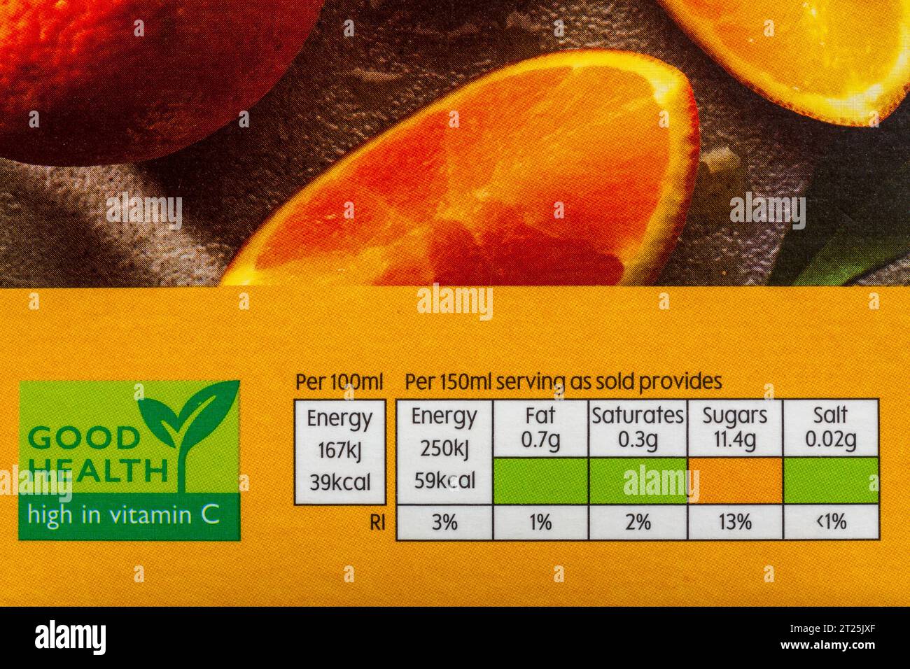 Nährwertangaben Ampelsystem Kennzeichnung farbcodierte Etiketteninformationen auf dem Karton mit Waitrose Orange Saft mit Bits Stockfoto