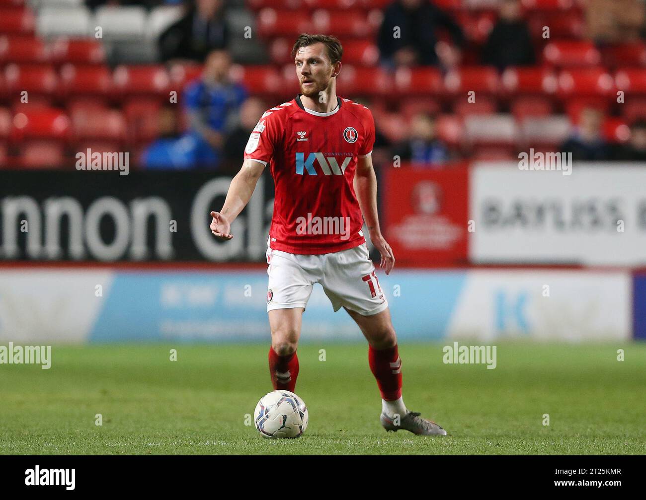 Alex Gilbey von Charlton Athletic am Ball gegen Gillingham. - Charlton Athletic V Gillingham, Sky Bet League One, The Valley, London, UK - 15. März 2022 nur redaktionelle Verwendung - es gelten Einschränkungen bei DataCo Stockfoto