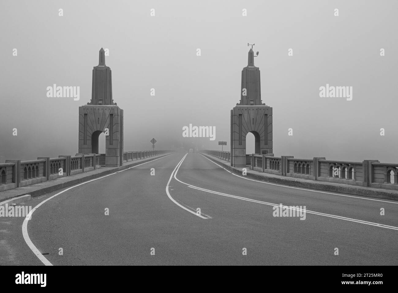 Isaac L. Patterson Bridge auf der US 101 mit Blick nach Süden in Richtung Gold Beach Oregon an einem sehr nebeligen Tag - Schwarzweißbild. Stockfoto
