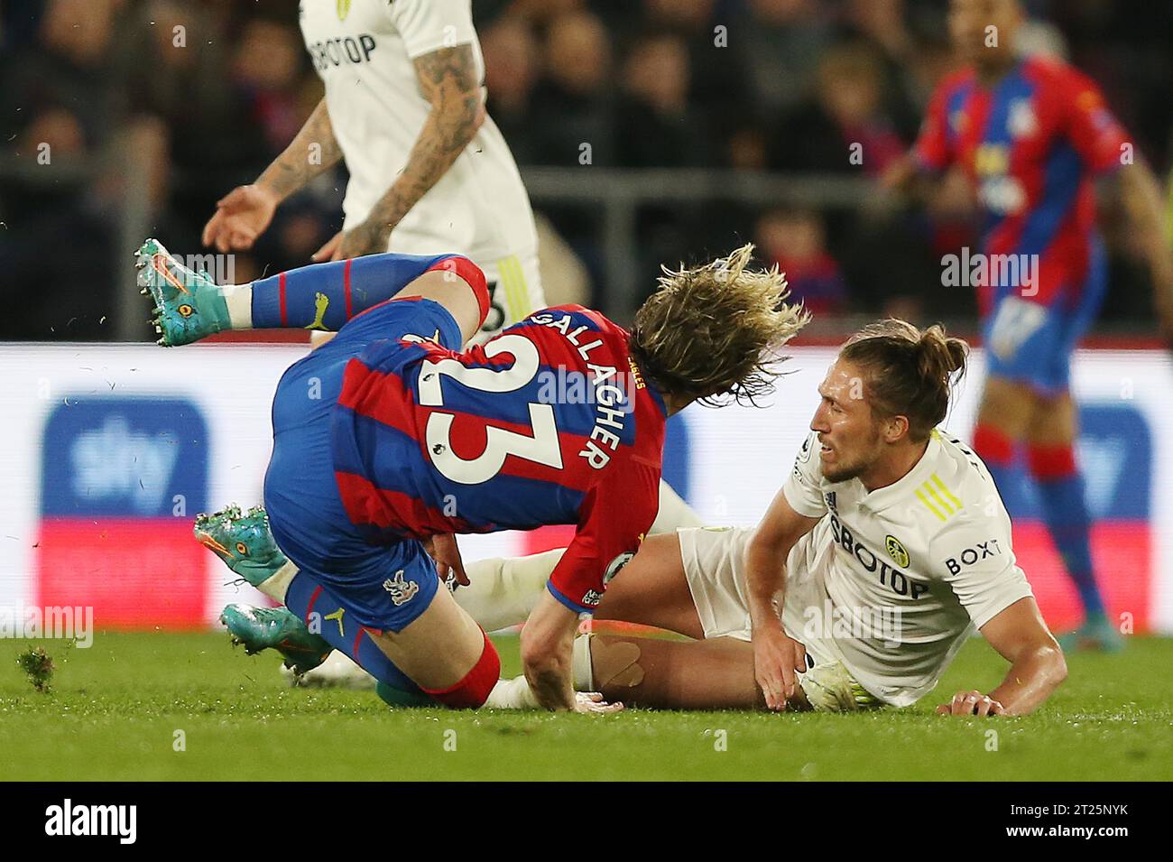Conor Gallagher aus Crystal Palace wird von Luke Ayling aus Leeds United in einem starken Tackle angegriffen. - Crystal Palace gegen Leeds United, Premier League, Selhurst Park, London - 25. April 2022 nur redaktionelle Verwendung - DataCo-Einschränkungen gelten Stockfoto