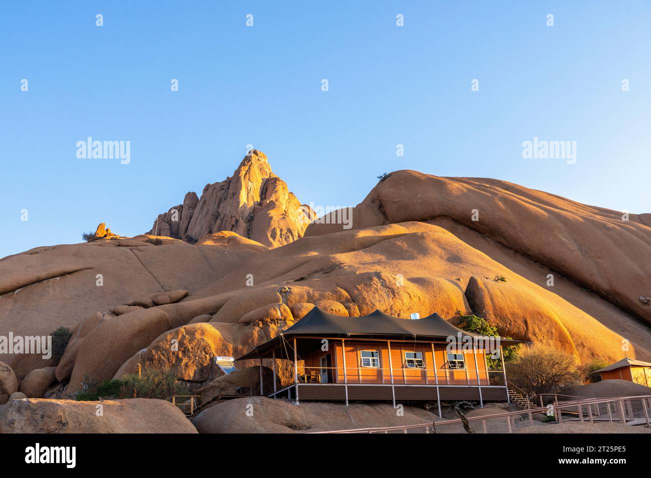 Die Spitzkoppe (auch „Spitzkop“ oder „Matterhorn von Namibia“ genannt) ist eine Gruppe von glatten Granitgipfeln, die sich zwischen Usakos an befinden Stockfoto