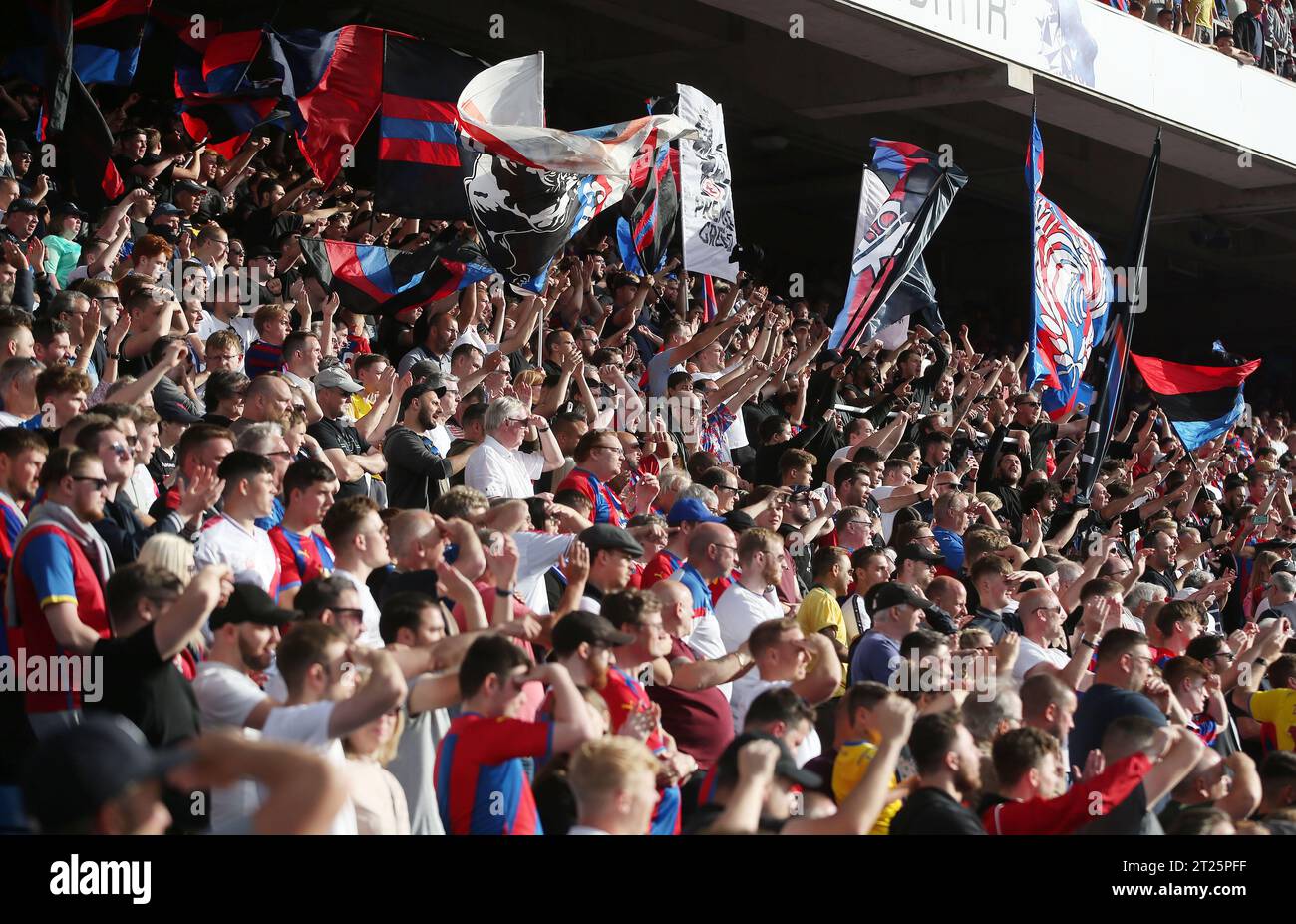 Crystal Palace Fans gegen Manchester United. - Crystal Palace gegen Manchester United, Premier League, Selhurst Park, London - 22. Mai 2022 nur redaktionelle Verwendung - DataCo-Einschränkungen gelten Stockfoto