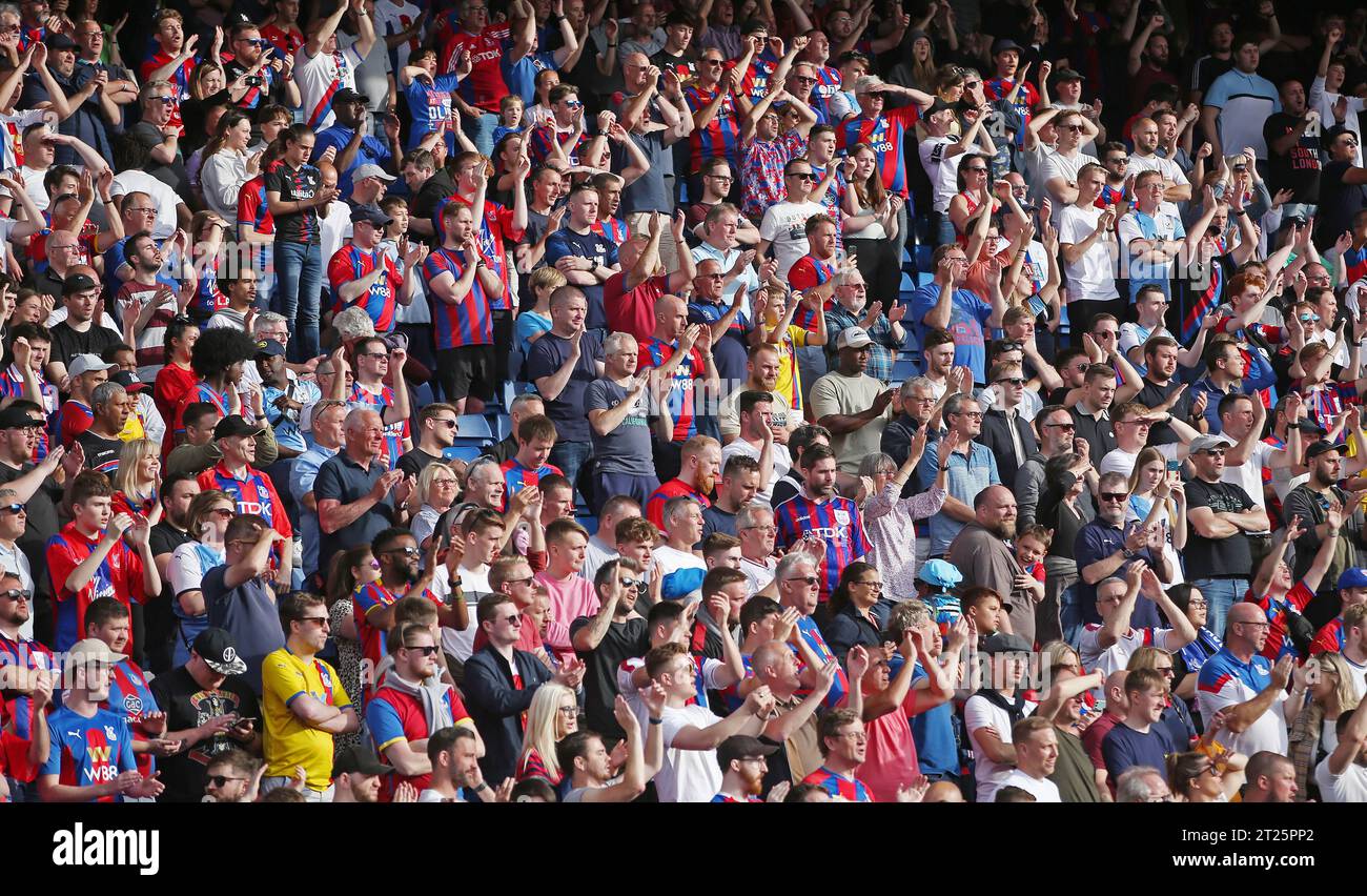 Crystal Palace Fans gegen Manchester United. - Crystal Palace gegen Manchester United, Premier League, Selhurst Park, London - 22. Mai 2022 nur redaktionelle Verwendung - DataCo-Einschränkungen gelten Stockfoto