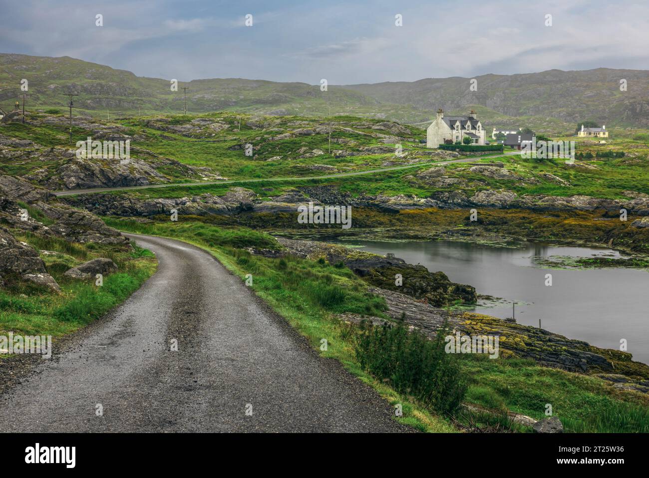 ArdSlave ist ein wunderschönes Küstendorf auf der Isle of Harris, verbunden durch einspurige Straßen, die sich durch kleine Seen und eine atemberaubende Landschaft schlängeln. Stockfoto