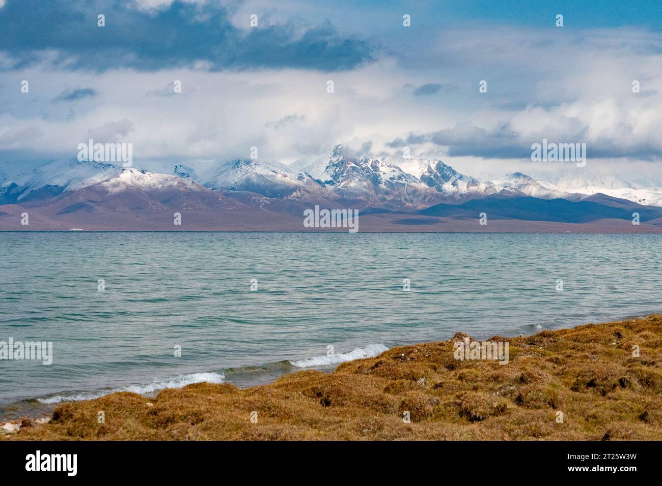 Jurten campen am See Song Kul in Kirgisistan Stockfoto