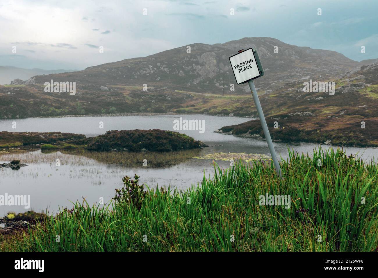 Die Golden Road ist eine malerische einspurige Straße, die sich durch die zerklüftete Landschaft der Isle of Harris schlängelt und einen atemberaubenden Blick auf den Atlantik bietet Stockfoto