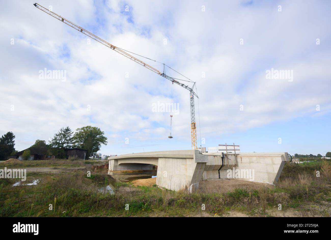 17. Oktober 2023, Niedersachsen, Celle: Am Fasanenweg wird eine Fahrradbrücke gebaut. Die Steuerzahler-Vereinigung kritisiert die Verschwendung von Steuergeldern in ihrem schwarzen Buch, das am Dienstag veröffentlicht wurde. Ebenfalls enthalten sind Brückenbauprojekte für die Umgehungsstraße Celle der Bundesautobahn B3. Im Stadtteil Celle Altenhagen stehen bereits eine Brücke und eine spezielle Fledermausbrücke. Auf dem Fasanenweg wird derzeit eine Fahrradbrücke gebaut. Und jetzt plant die Stadt Celle eine weitere Fahrradbrücke am Altenhäger Kirchweg ein paar hundert Meter entfernt, die Millionen kostet. Foto: Julian Stratenschulte/dpa Stockfoto