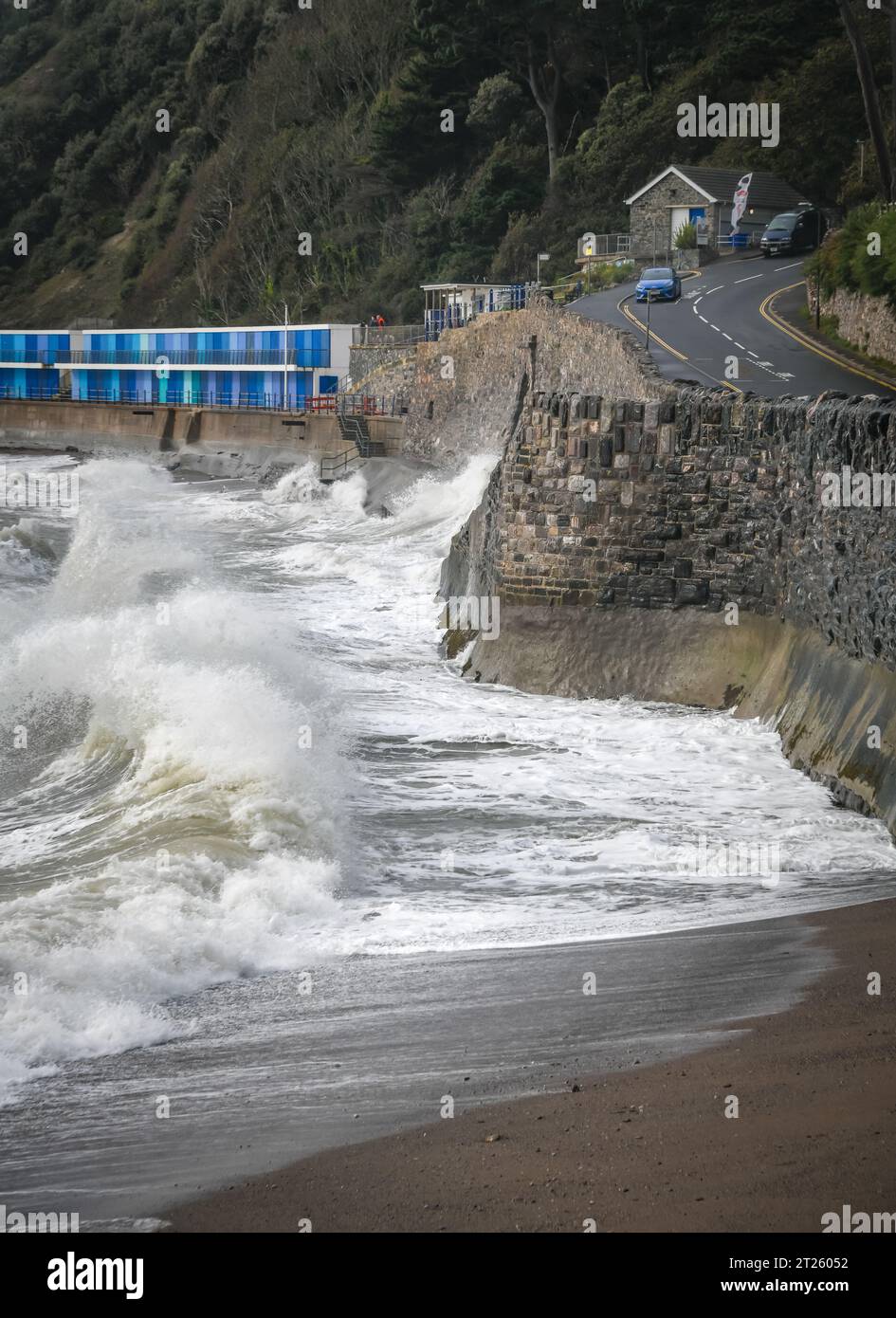 Torquay, Großbritannien. Oktober 2023. Am Meadfoot Beach in Torquay, Devon, stürmen Sturmwellen ab, wenn Wetterwarnungen in Kraft treten. Autor: Thomas Faull/Alamy Live News Stockfoto
