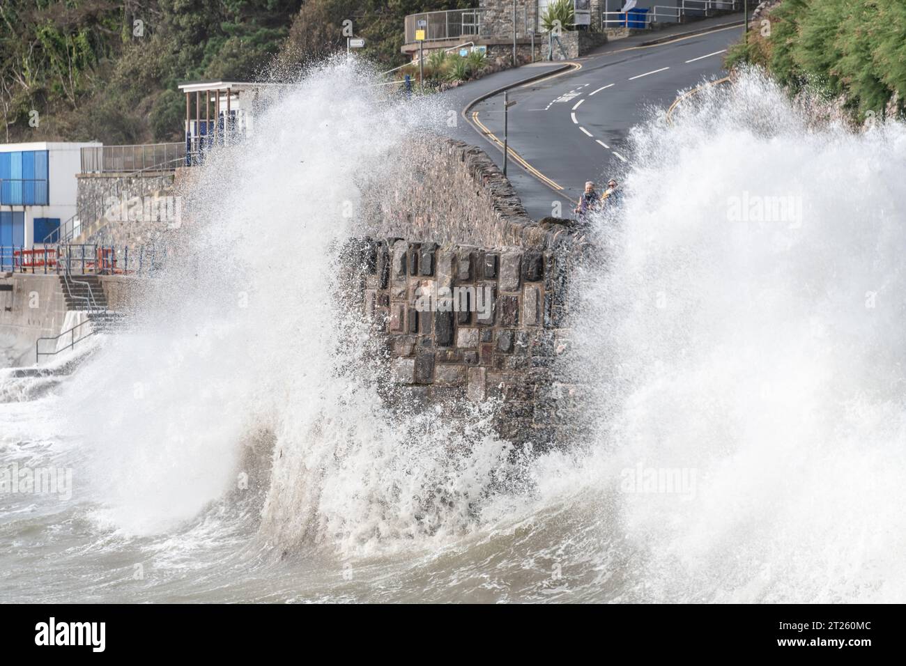 Torquay, Großbritannien. Oktober 2023. Am Meadfoot Beach in Torquay, Devon, stürmen Sturmwellen ab, wenn Wetterwarnungen in Kraft treten. Autor: Thomas Faull/Alamy Live News Stockfoto