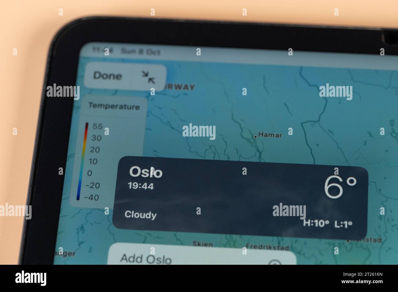 New York, USA – 8. Oktober 2023: Überprüfung der Temperatur außerhalb von Oslo mit der Online-App ipad Tablet-Bildschirm Nahansicht Stockfoto