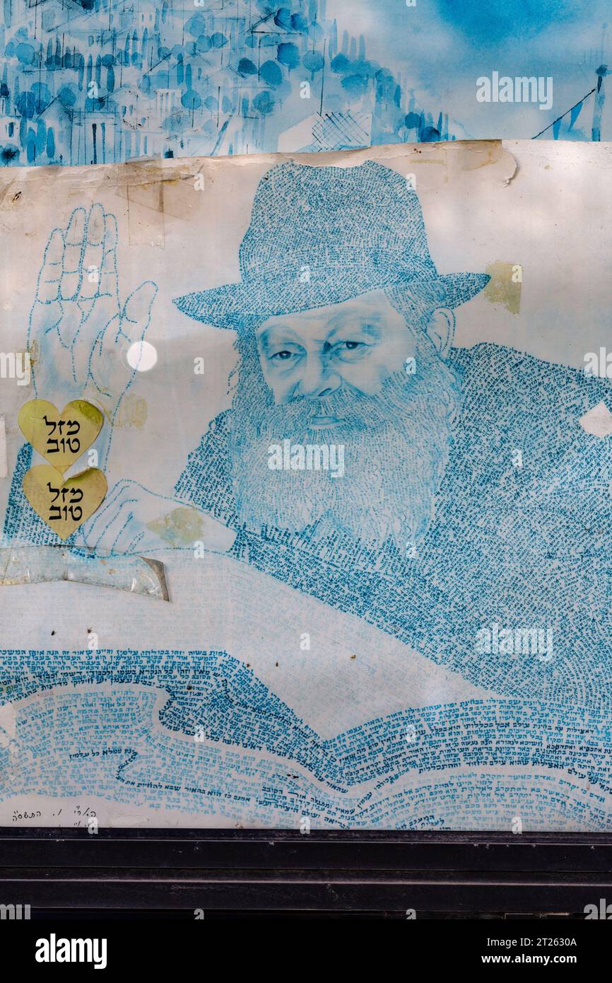 Tel Aviv, Israel - 12. Oktober 2023 - Porträt von Lubawitcher Rebbe, einem einflussreichen jüdischen Führer, der aus Textzeilen in hebräischer Sprache entstand. Stockfoto