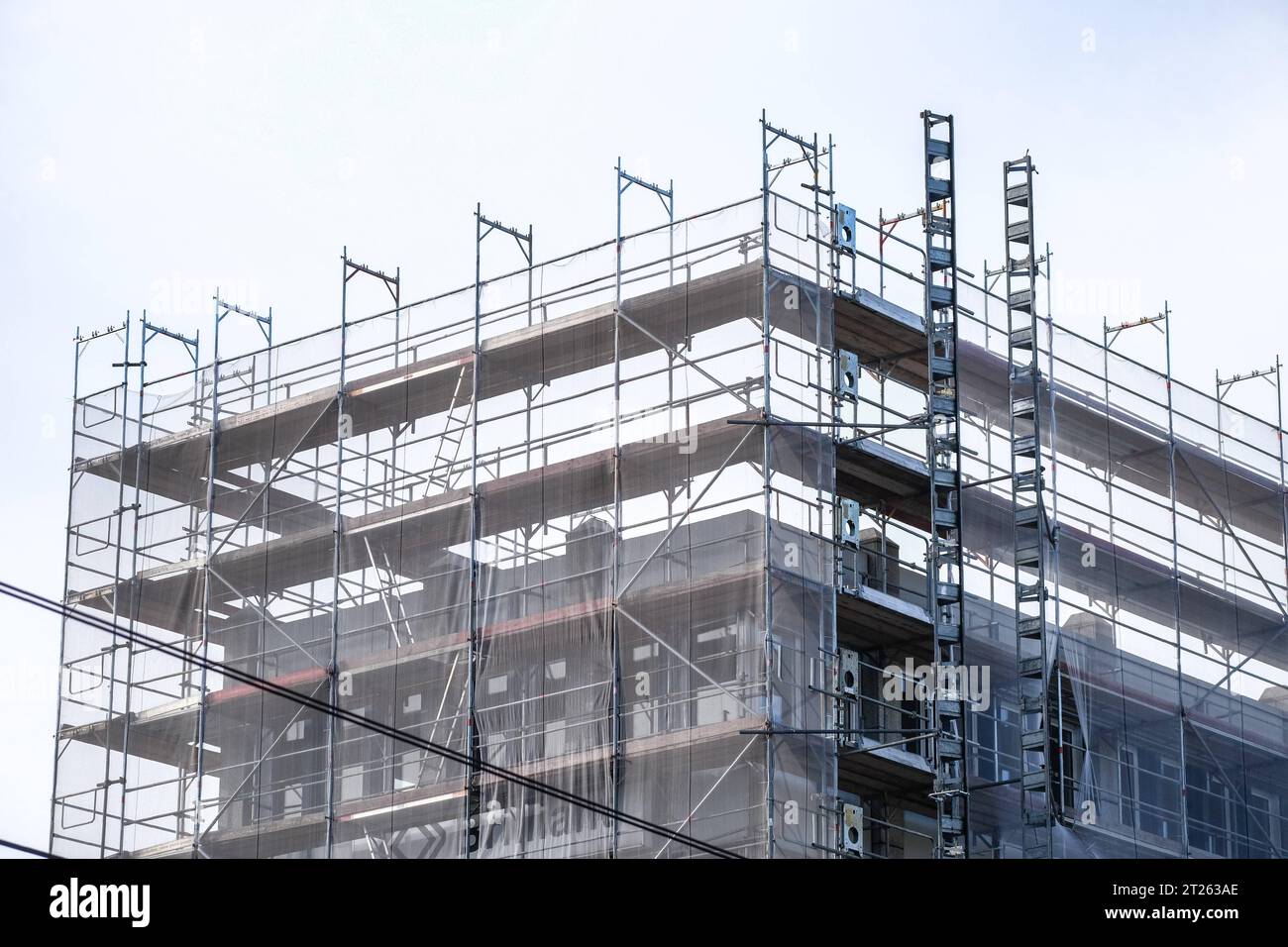 Düsseldorf 17.10.2023 Baustelle Bauboom Wohnungen Mieten Mietpreis sozialer Wohnungsbau Wohnraummangel Wohnung Neubau Baugerüst Mehrfamilienhaus Mietshaus Miete Mietspiegel Mietpreisspiegel Immobilie Immobilien Rohbau Baustau Wohnimmobilie Wohnungsimmobilien Mietpreise Altbau Leerstand Baumaterial Baustoffe Leiter Aussenleiter Bauleiter Ballungsgebiet bezahlbare Wohnraum Wohnungssuche CO2-Preis CO2 Bundes-Klimaschutzgesetz Heizen Heizung Klimapaket Mieter Vermieter Mietpreis-Bremse Mietpreisbremse Wohnungsnot Klimasteuer Energiewende Büro Büros Homeoffice Home-Office Konjunktur Stockfoto