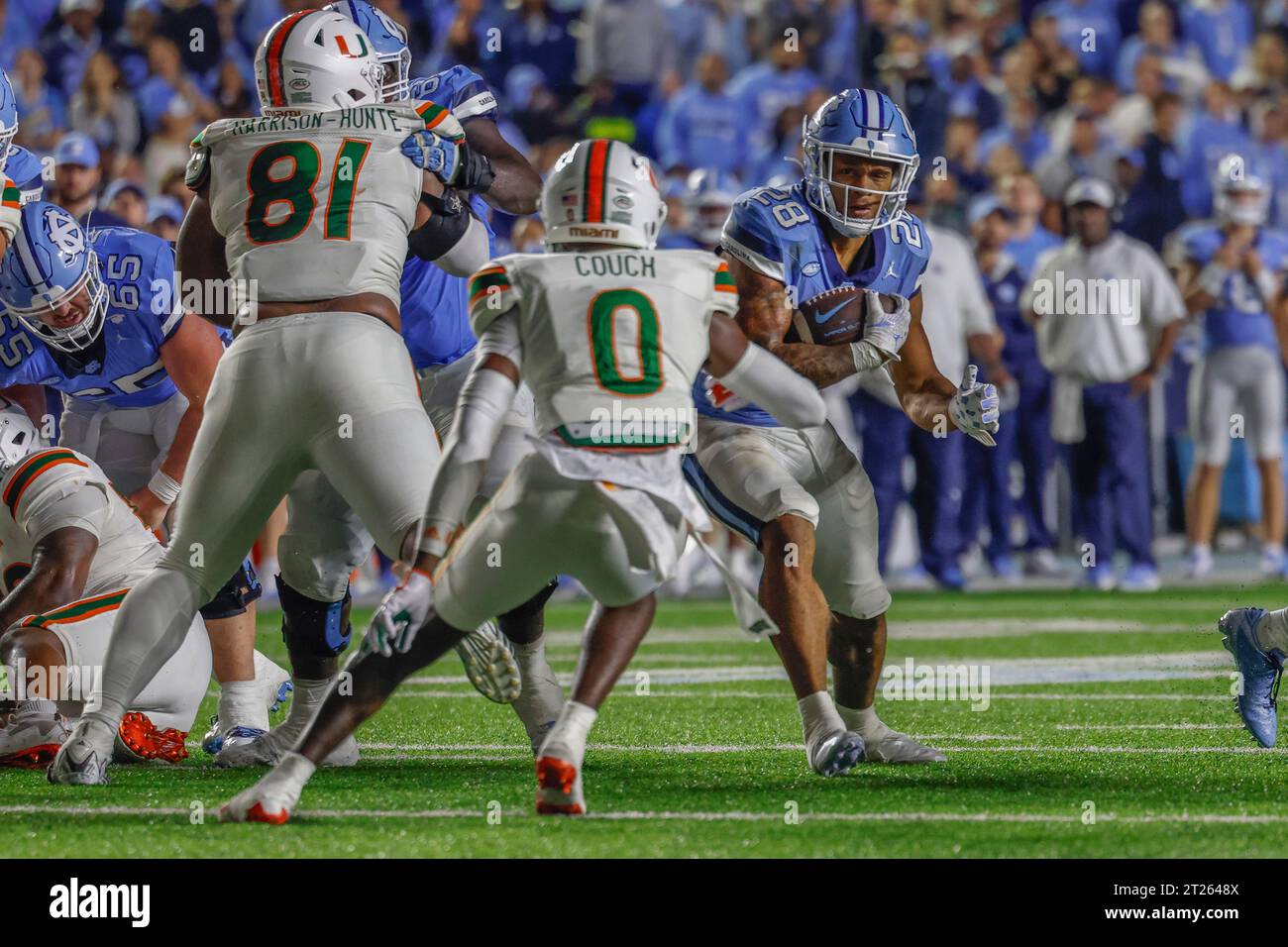 Chapel Hill, NC USA: North Carolina Tar Heels Running Back Omarion Hampton (28) läuft mit dem Ball während eines NCAA-Spiels gegen die Miami Hurricanes AT Stockfoto