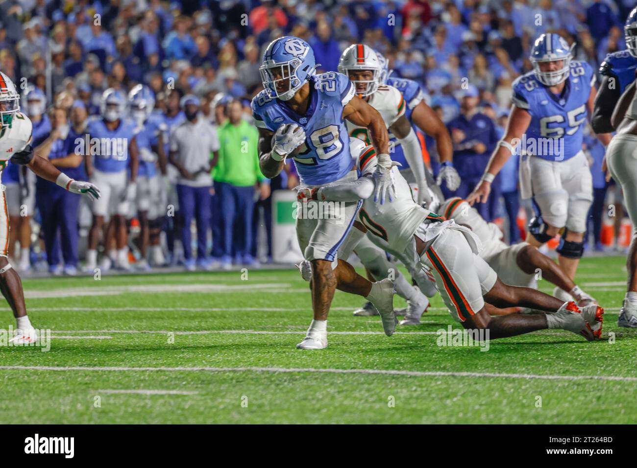 Chapel Hill, NC USA: North Carolina Tar Heels Running Back Omarion Hampton (28) läuft mit dem Ball während eines NCAA-Spiels gegen die Miami Hurricanes AT Stockfoto