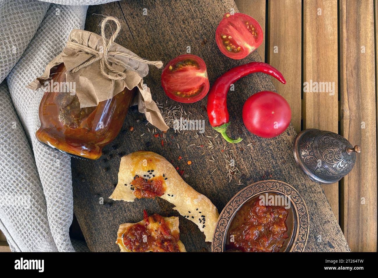 Chili-Marmelade aus Chili-Paprika und Paprika. Ein Stück Fougasse-Brot und Chili-Marmelade. Herzhafte Marmelade. Kopierbereich. Ansicht oben Stockfoto