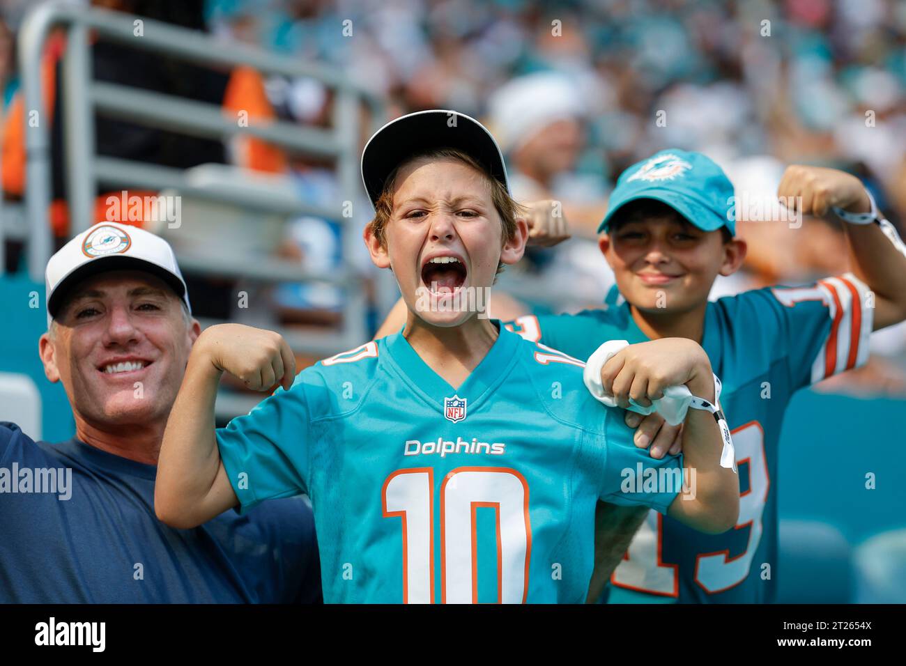 Miami. FL USA; Ein junger Miami Dolphins Fan jubelt laut während eines Spiels der NFL gegen die Carolina Panthers am Sonntag, den 15. Oktober 2023, im Hard Rock Stockfoto