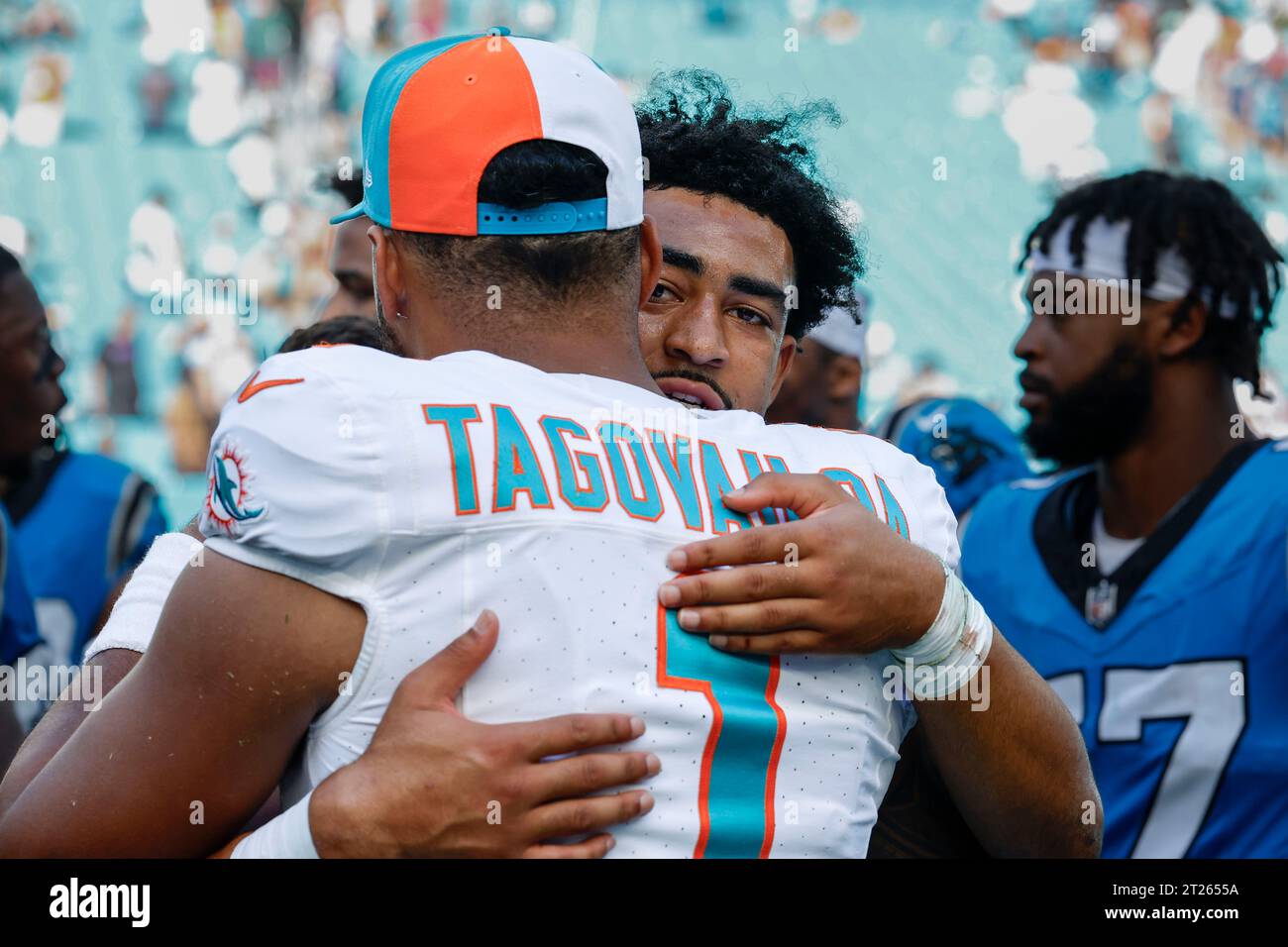 Miami. FL USA; Carolina Panthers Quarterback Bryce Young (9) umarmt seinen Alabama Alaun und Miami Dolphins Quarterback Tua Tagovailoa (1) nach einer NFL Stockfoto
