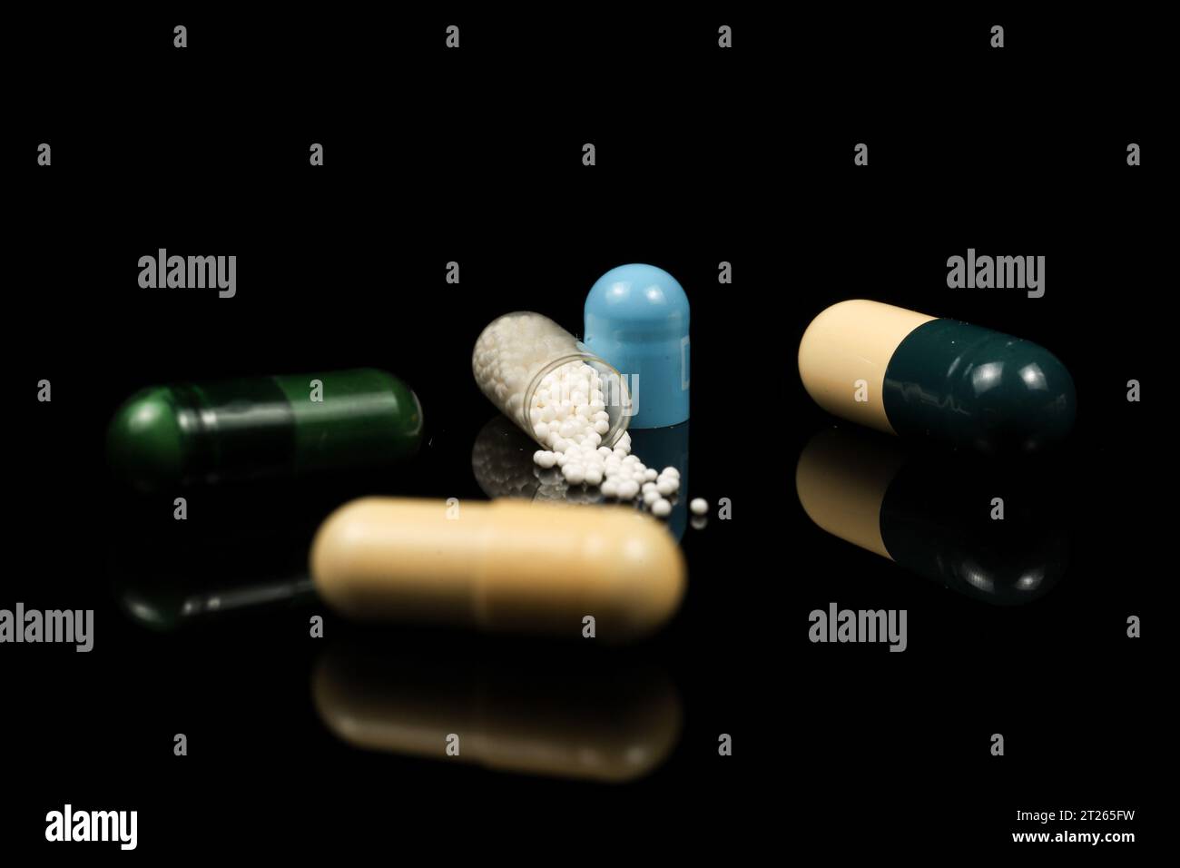 Makro für Medikamente isoliert auf schwarzem Hintergrund Stockfoto