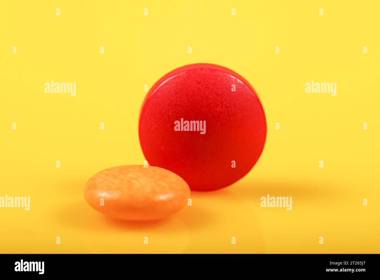 Makro für Medikamente isoliert auf gelbem Hintergrund Stockfoto