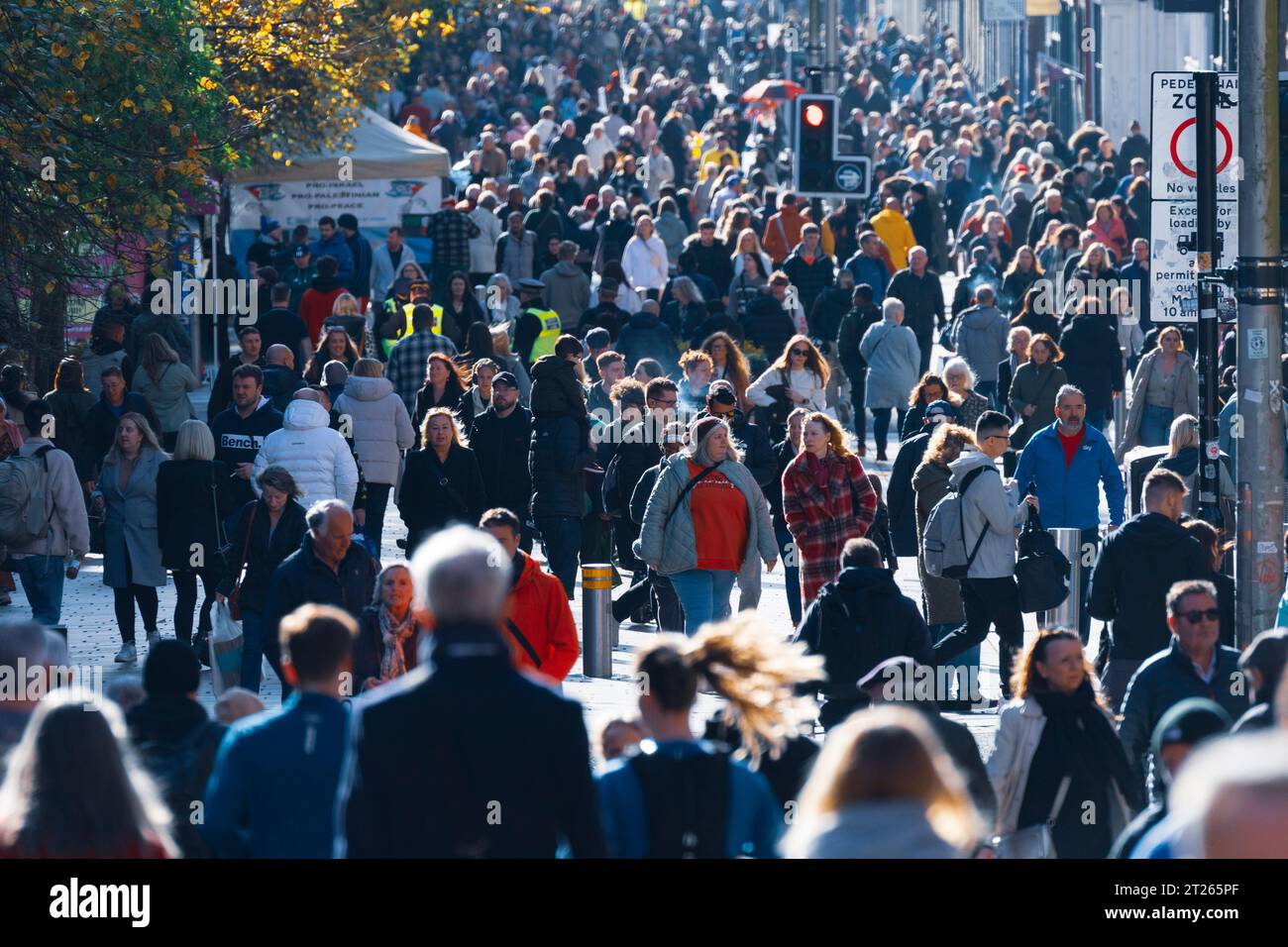 Blick auf die Menschenmassen von Einkäufern auf der Buchanan Street bei Herbstsonne in Glasgow, Schottland, Großbritannien Stockfoto
