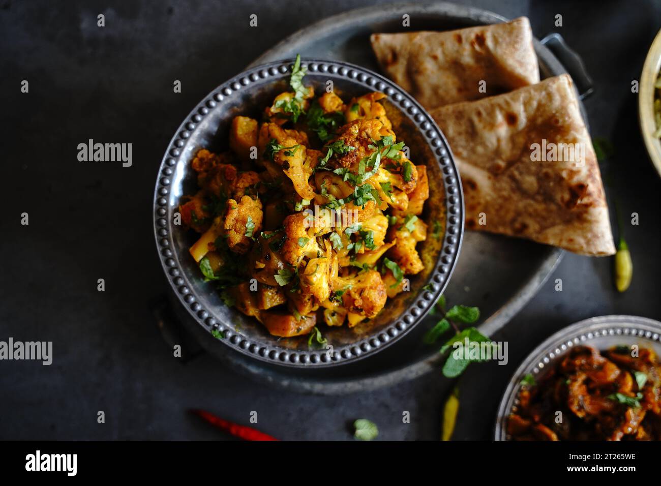 Hausgemachte Aloo Gobi: Indisches vegetarisches Curry mit Kartoffeln und Blumenkohl, serviert mit Reis und Roti Stockfoto