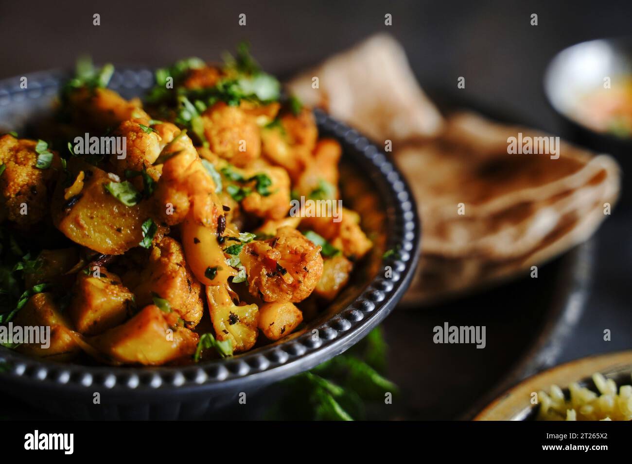 Hausgemachte Aloo Gobi: Indisches vegetarisches Curry mit Kartoffeln und Blumenkohl, serviert mit Reis und Roti Stockfoto