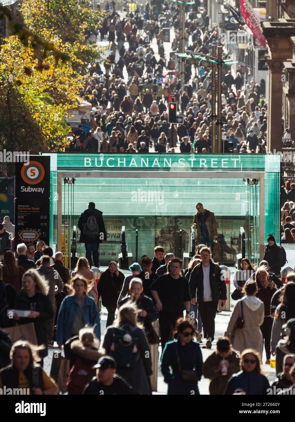 Blick auf die Menschenmassen von Einkäufern auf der Buchanan Street bei Herbstsonne in Glasgow, Schottland, Großbritannien Stockfoto