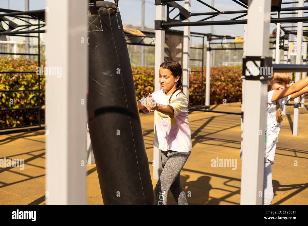Junge Mädchen Muay Thai Kämpfer arbeiten mit der schweren Tasche Stockfoto