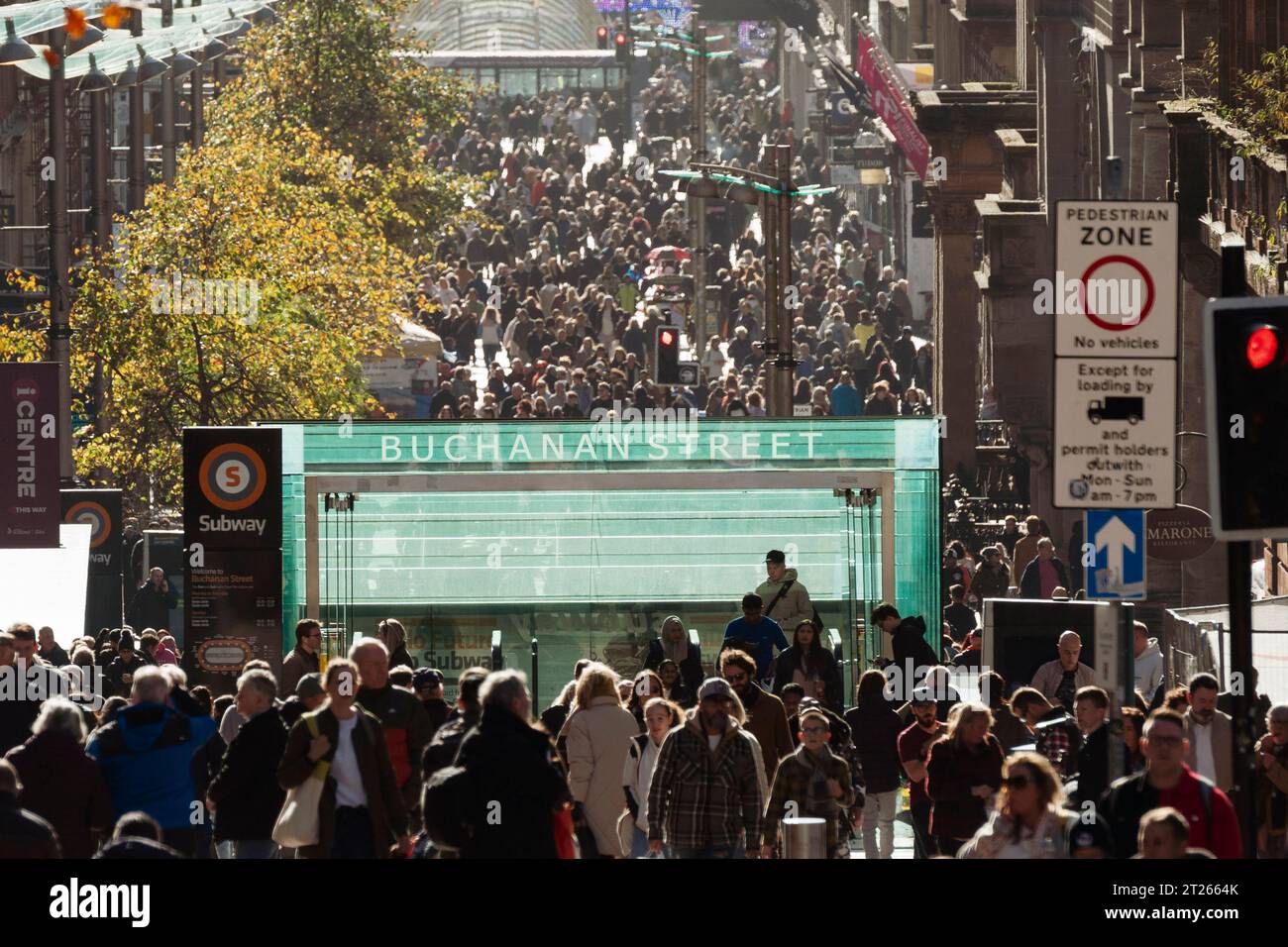 Blick auf die Menschenmassen von Einkäufern auf der Buchanan Street bei Herbstsonne in Glasgow, Schottland, Großbritannien Stockfoto