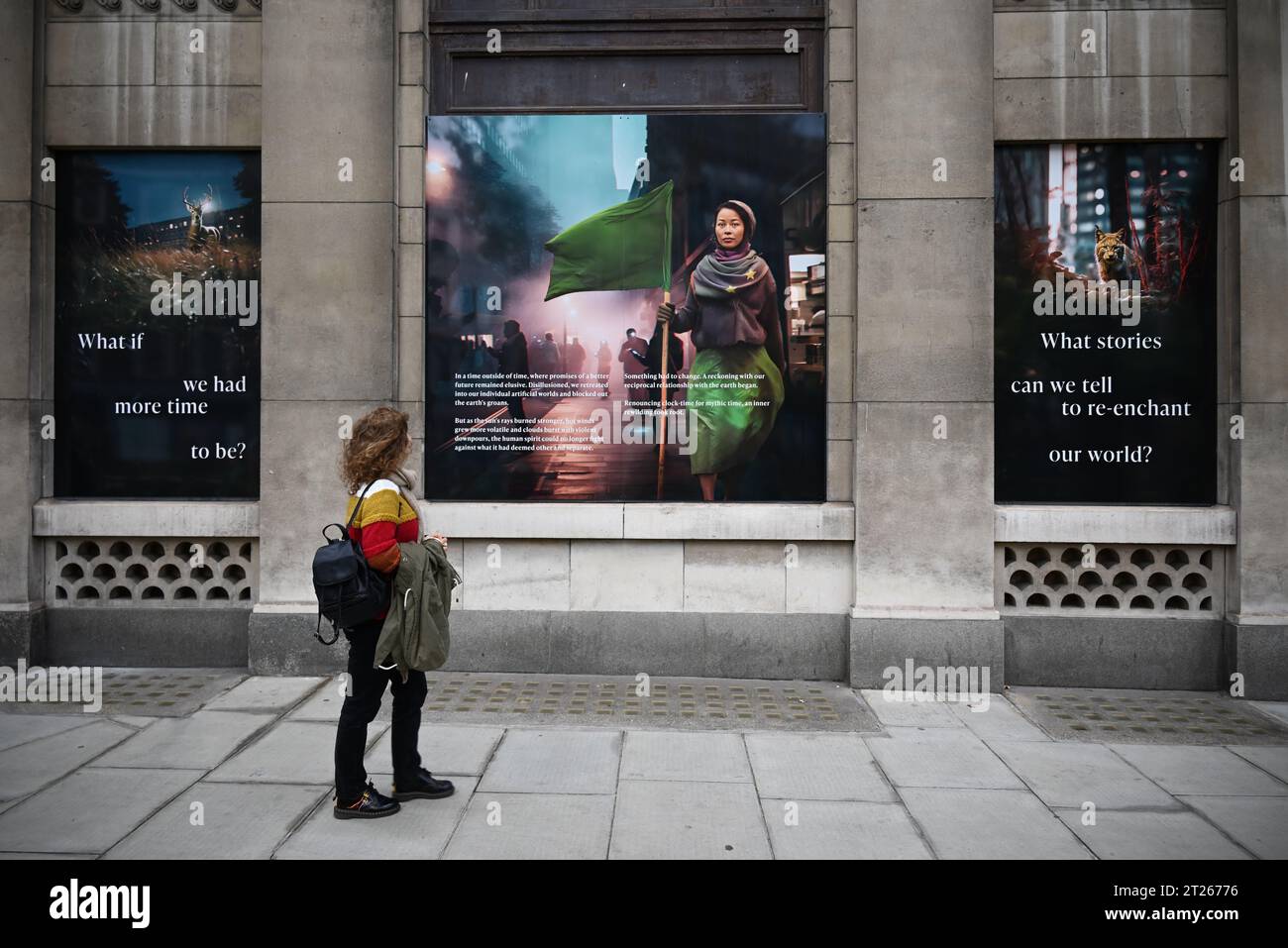 The Quiet Enchanting“ auf der Außenfassade des Bush House South West Wing, King’s College London, The Strand 6:00 Uhr – das renommierte Designstudio Superflux und King’s Culture präsentieren „The Quiet Enchanting“. eine Installation digital generierter Kunstwerke, die entlang des neu belebten Strand Aldwych vom 17. Oktober 2023 gezeigt wurden. Während die Besucher entlang des Strandes spazieren, versetzt sie „The Quiet Enchanting“ in eine spekulative Welt, in der der umliegende Borough of Westminster umgebaut wurde. Stockfoto