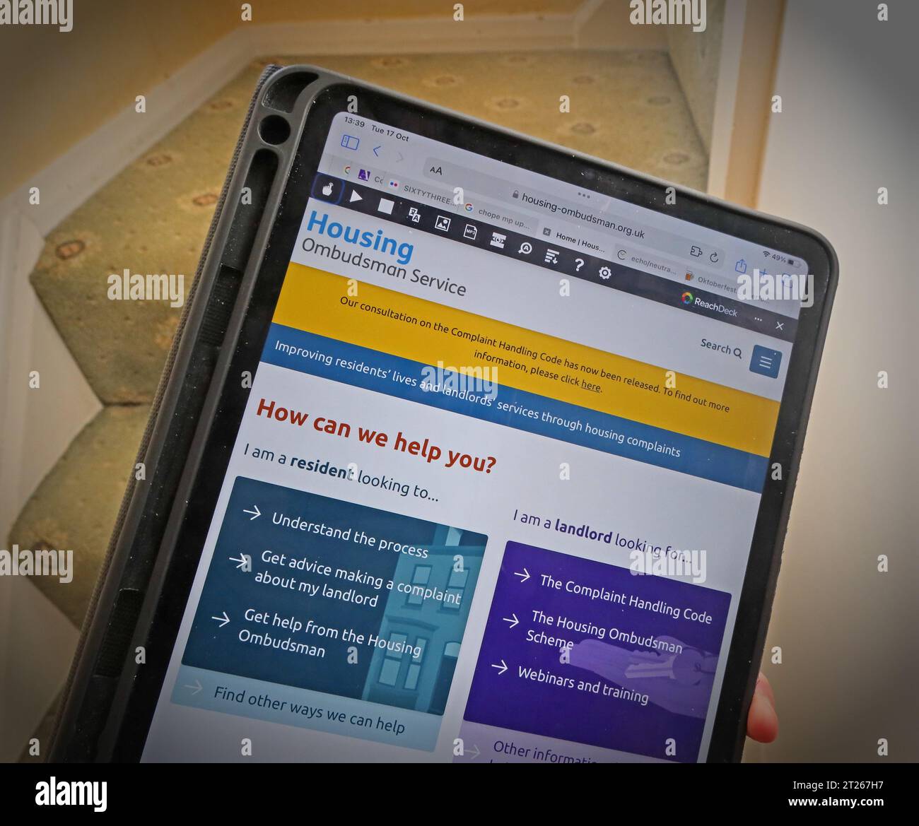 Mieter von Sozialwohnungen, die Mietprobleme dem Bürgerbeauftragten für Wohnungswesen melden möchten, über die Website der Regulierungsbehörde oder in der Vergangenheit an PO Box 152, Liverpool L33 7WQ Stockfoto