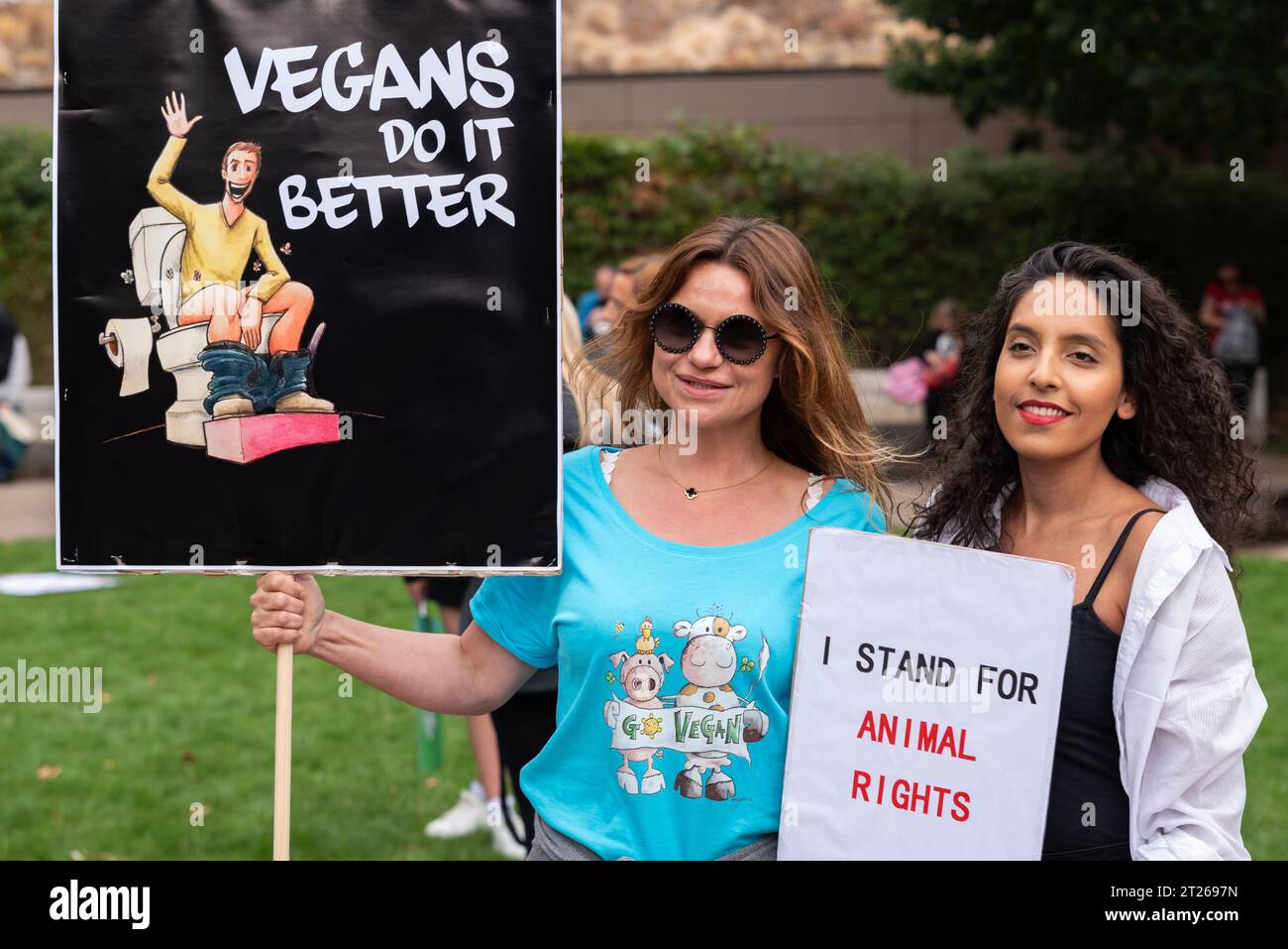 Offizieller Tierrechtsmarsch mit Demonstranten vor den Häusern des Parlaments von Veganern. Humorvolle Verdauungsplakette Stockfoto