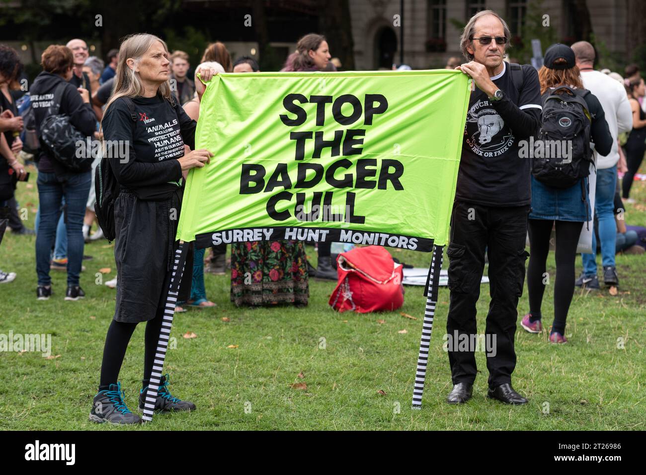 Stoppen Sie das Banner der Dachsschlachtung beim offiziellen Animal Rights March, der mit Demonstranten vor den Häusern des Parlaments stattfindet. Surrey Hunt Monitore Stockfoto