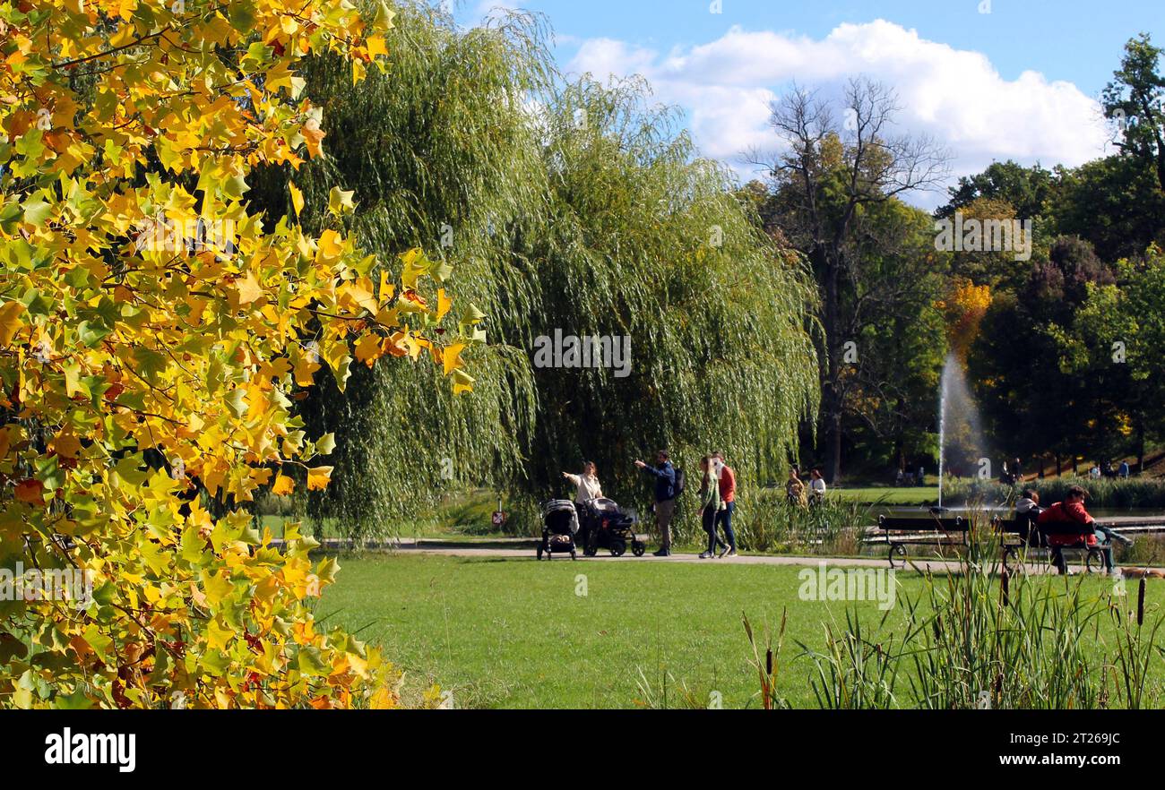 Die Menschen genießen schönes Herbstwetter im Park Stromovka in Prag, Tschechische Republik, 15. Oktober 2023. (CTK Foto/Milos Ruml) Stockfoto