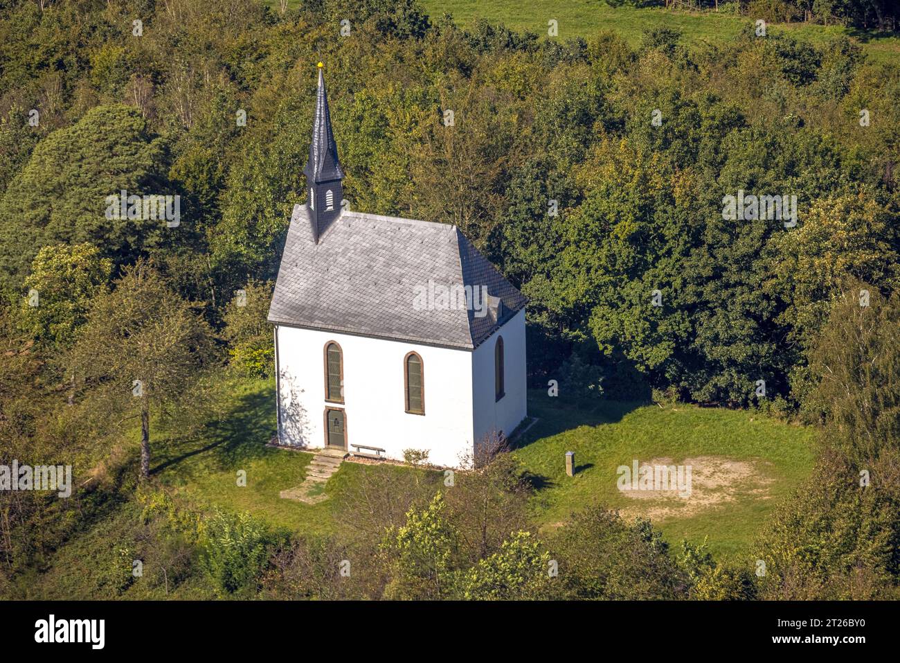 Luftbild, Heilig-Kreuz-Kapelle, Herrntrop, Kirchhundem, Sauerland, Nordrhein-Westfalen, Deutschland ACHTUNGxMINDESTHONORARx60xEURO *** aus der Vogelperspektive, Heilig-Kreuz-Kapelle, Herrntrop, Kirchhundem, Sauerland, Nordrhein-Westfalen, Deutschland ATTENTIONxMINESTHONORARx60xEURO Credit: Imago/Alamy Live News Stockfoto
