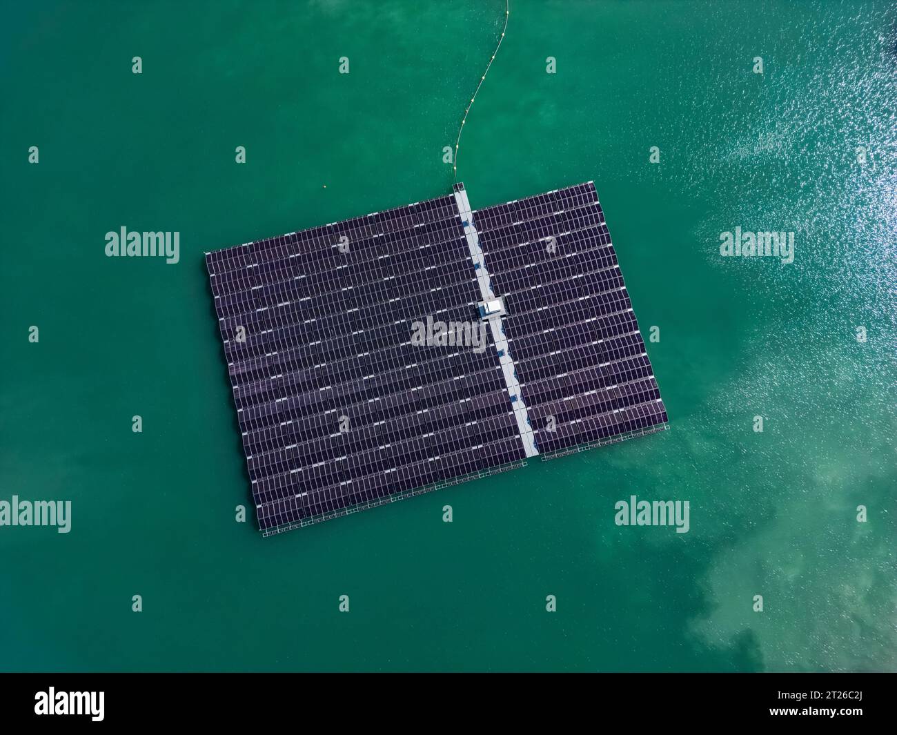 Aus der Vogelperspektive des schwimmenden Solarparks mit vielen Solarpaneelen auf dem türkisfarbenen See Stockfoto