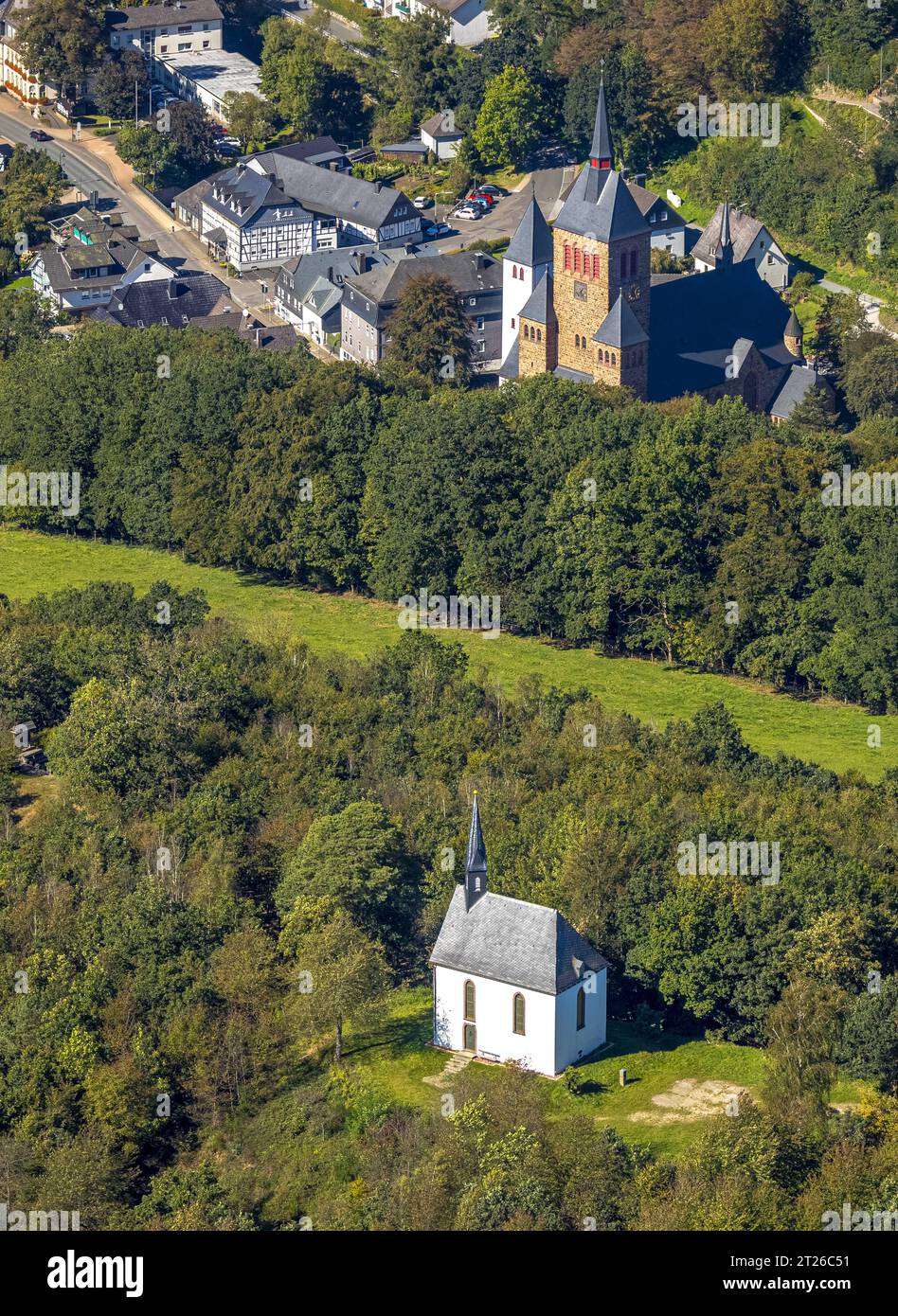 Luftbild, Pfarrkirche St. Peter und Paul und Heilig-Kreuz-Kapelle, Kirchhundem, Sauerland, Nordrhein-Westfalen, Deutschland ACHTUNGxMINDESTHONORARx60xEURO *** Luftaufnahme, Pfarrkirche St. Peter und Paul und Heilig-Kreuz-Kapelle, Kirchhundem, Sauerland, Nordrhein-Westfalen, Deutschland ATTENTIONxMINESTHONORARx60xEURO Stockfoto