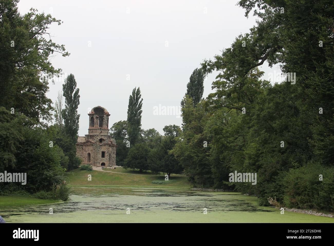 Malerische Ruinen an einem sonnigen Tag im Schlosspark Schwetzingen, Deutschland Stockfoto